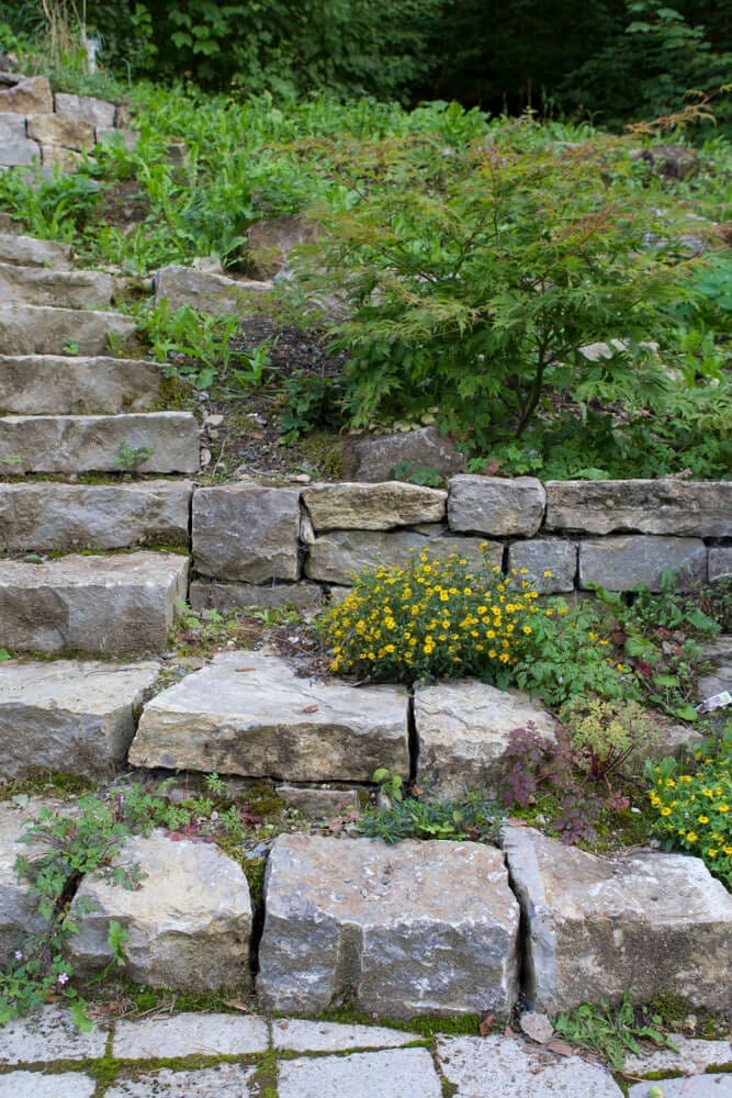 Naturstein-Treppe im Garten