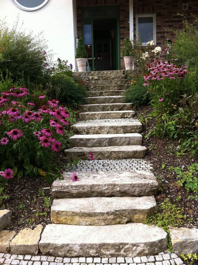 Garten Steinarbeiten Würzburg: Natursteintreppe im Garten