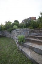 Garten Steinarbeiten Würzburg: Natursteinmauer und -Treppe in Kombination