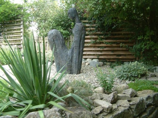 Statue aus Stein als Hingucker im Garten